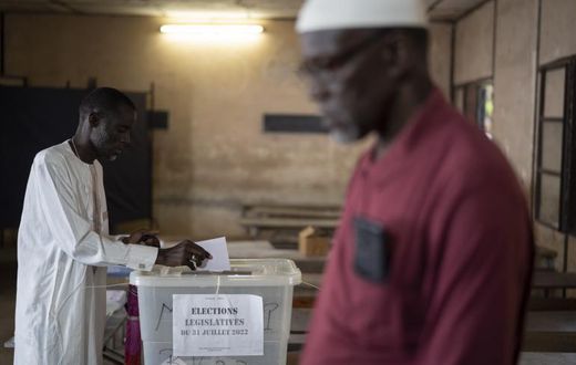 Un homme vote pour les élections législatives, dans un bureau de vote à Dakar, dimanche 31 juillet 2022