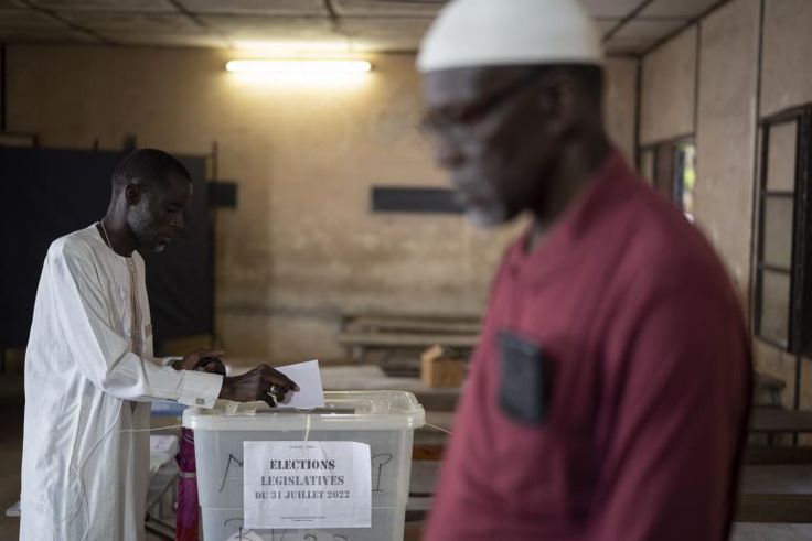 Un homme vote pour les élections législatives, dans un bureau de vote à Dakar, dimanche 31 juillet 2022