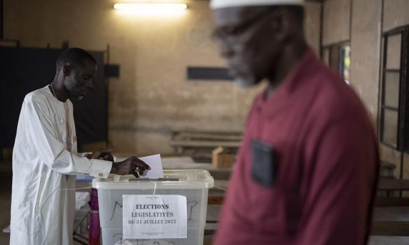 Un homme vote pour les élections législatives, dans un bureau de vote à Dakar, dimanche 31 juillet 2022