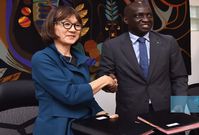 Ministre des Finances et du Budget, Mamadou Moustapha Ba, et la directrice du bureau régional de la Banque mondiale pour le Cap-Vert, la Gambie, la Guinée-Bissau, la Mauritanie et le Sénégal, Keiko Miwa