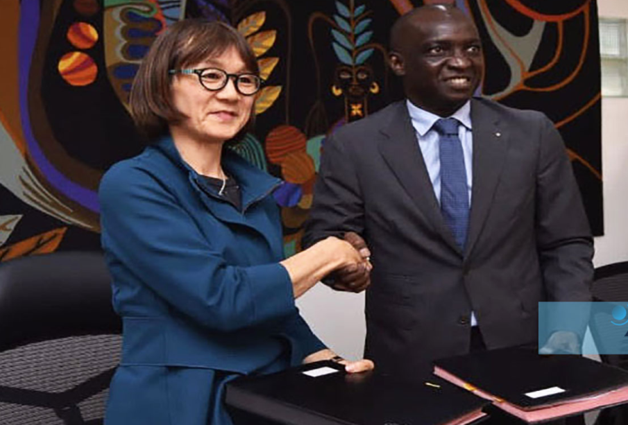 Ministre des Finances et du Budget, Mamadou Moustapha Ba, et la directrice du bureau régional de la Banque mondiale pour le Cap-Vert, la Gambie, la Guinée-Bissau, la Mauritanie et le Sénégal, Keiko Miwa