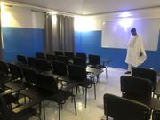 Le directeur de l'IBS, Oumar Ka, se met à la place du professeur dans une des salles de cours de son institution.