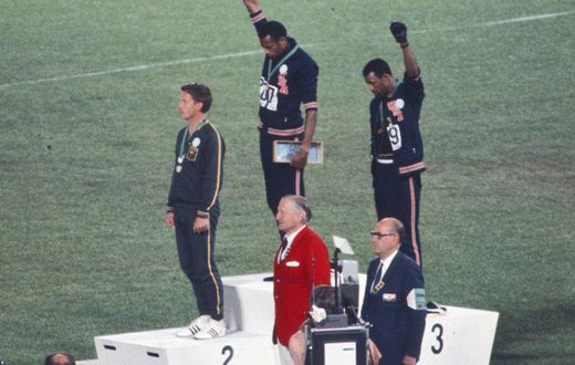 Tommie Smith et John Carlos, les poings levés en 1968