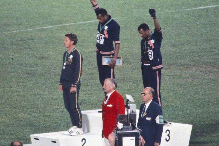 Tommie Smith et John Carlos, les poings levés en 1968