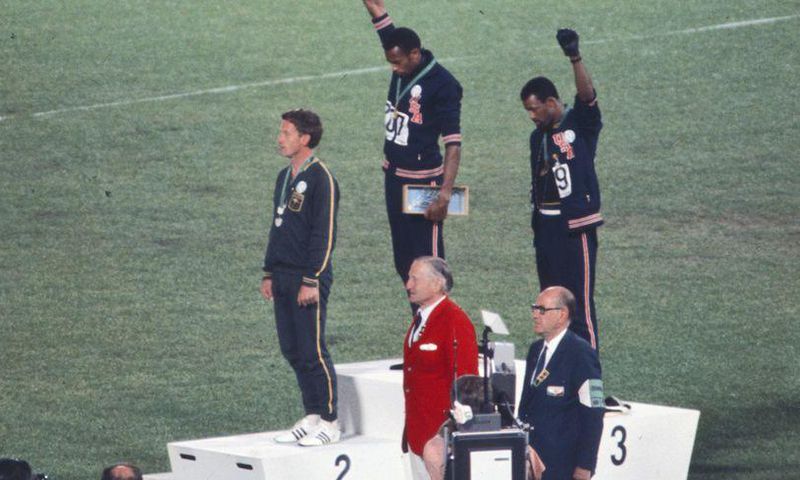 Tommie Smith et John Carlos, les poings levés en 1968