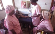 Les sages-femmes font partie des professionnels de la santé les plus exposés au Covid-19, car l’exercice de leur métier ne leur permet pas de respecter l’une des règles de prévention, la distanciation sociale