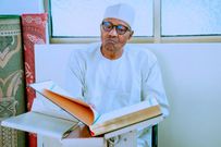 L'ancien président du Nigeria Muhammadu Buhari lisant le Coran à la mosquée de State House / Pulse Nigeria 2023.