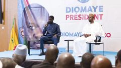 Ousmane Sonko (à droite) et son second Bassirou Diomaye Faye (à gauche), lors d’une conférence de presse à Dakar, le 15 mars 2024