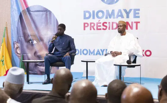 Ousmane Sonko (à droite) et son second Bassirou Diomaye Faye (à gauche), lors d’une conférence de presse à Dakar, le 15 mars 2024