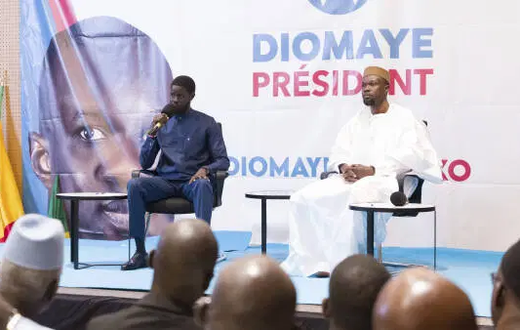 Ousmane Sonko (à droite) et son second Bassirou Diomaye Faye (à gauche), lors d’une conférence de presse à Dakar, le 15 mars 2024