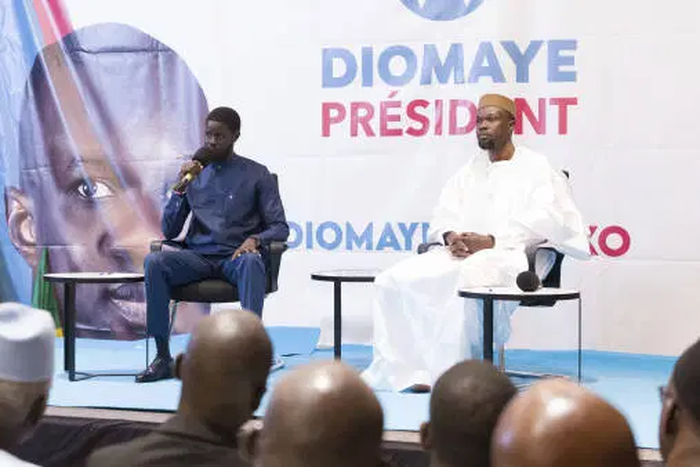 Ousmane Sonko (à droite) et son second Bassirou Diomaye Faye (à gauche), lors d’une conférence de presse à Dakar, le 15 mars 2024