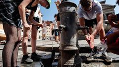 Des européens qui se déshydratent sous une forte canicule