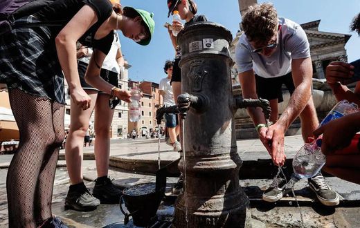 Des européens qui se déshydratent sous une forte canicule
