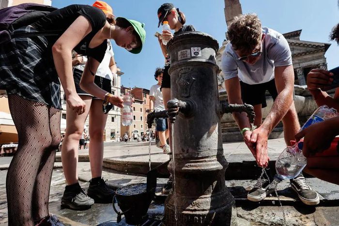 Des européens qui se déshydratent sous une forte canicule