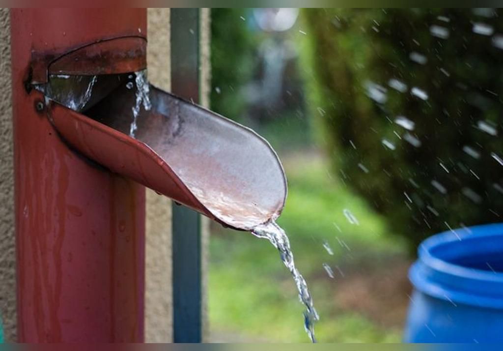 Un tuyau pour recueillir les eaux de pluie