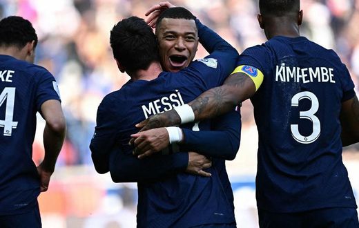 PSG, Mbappe félicite Messi pour son but sur coup-franc contre Lille, le 19 février 2023