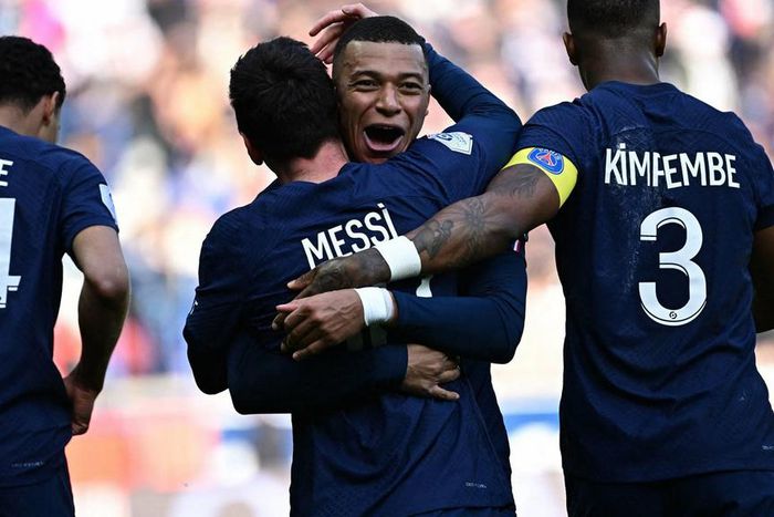 PSG, Mbappe félicite Messi pour son but sur coup-franc contre Lille, le 19 février 2023