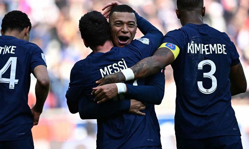 PSG, Mbappe félicite Messi pour son but sur coup-franc contre Lille, le 19 février 2023