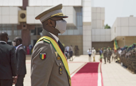 Le président malien par interim, le colonel assimi Goïta, lors d'une revue des forces armées, le 7 juin 2021 à Bamako AFP - ANNIE RISEMBERG