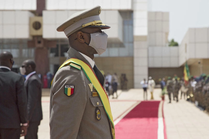Le président malien par interim, le colonel assimi Goïta, lors d'une revue des forces armées, le 7 juin 2021 à Bamako AFP - ANNIE RISEMBERG