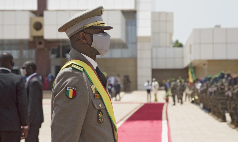 Le président malien par interim, le colonel assimi Goïta, lors d'une revue des forces armées, le 7 juin 2021 à Bamako AFP - ANNIE RISEMBERG