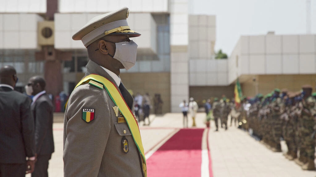 Le président malien par interim, le colonel assimi Goïta, lors d'une revue des forces armées, le 7 juin 2021 à Bamako AFP - ANNIE RISEMBERG