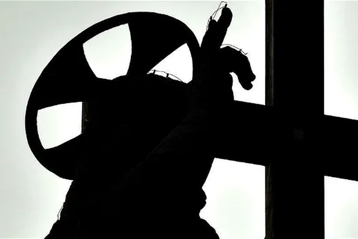 Cinquante jours après Pâques, Marie et les disciples de Jésus alors réunis à Jérusalem  reçoivent l’Esprit-Saint, qui leur apparaît sous la forme de « langues de feu » (1)