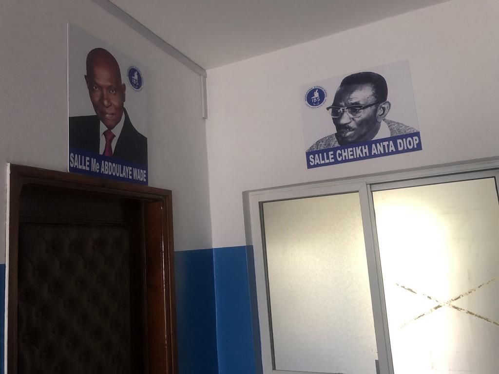 D'autres éminentes personnalités africaines telles que l'ancien président Abdoulaye Wade et le Prof. Cheikh Anta Diop sont aussi mis à l'honneur.