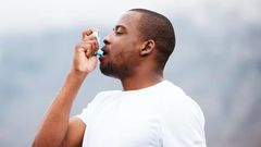 homme-noir-inhalateur-pour-asthme-forme-physique-courir-plein-air-medicaments-poumons-soins-sante-bi
