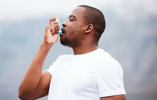homme-noir-inhalateur-pour-asthme-forme-physique-courir-plein-air-medicaments-poumons-soins-sante-bi
