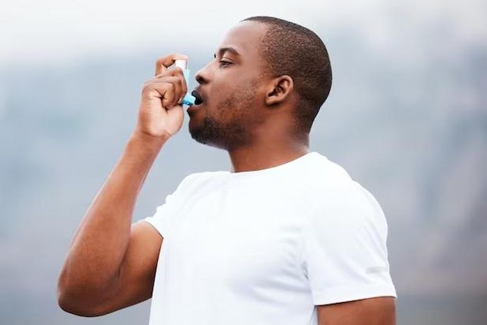 homme-noir-inhalateur-pour-asthme-forme-physique-courir-plein-air-medicaments-poumons-soins-sante-bi