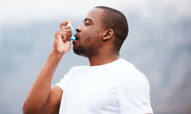 homme-noir-inhalateur-pour-asthme-forme-physique-courir-plein-air-medicaments-poumons-soins-sante-bi