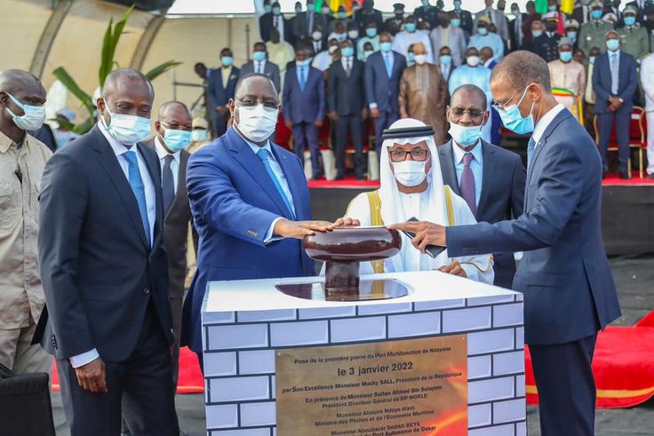Macky-Sall-a-procede-a-la-pose-de-la-premiere-pierre-du-port-de-Ndayane