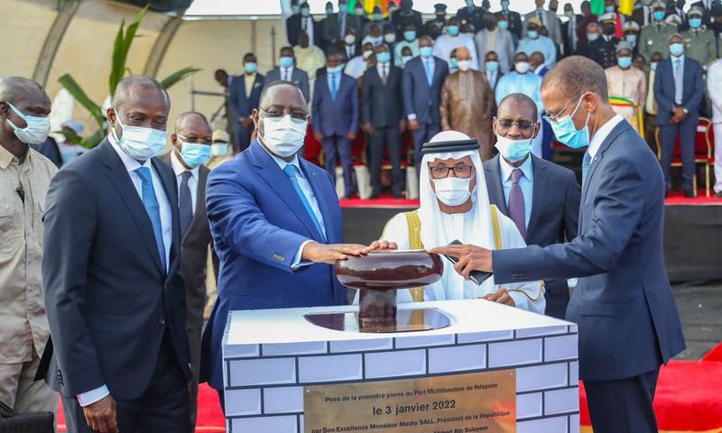 Macky-Sall-a-procede-a-la-pose-de-la-premiere-pierre-du-port-de-Ndayane