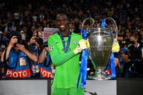 Edouard Mendy brandissant le trophée de champion d'Europe 2020/2021 après la victoire (1-0) de Chelsea contre Manchester United.
