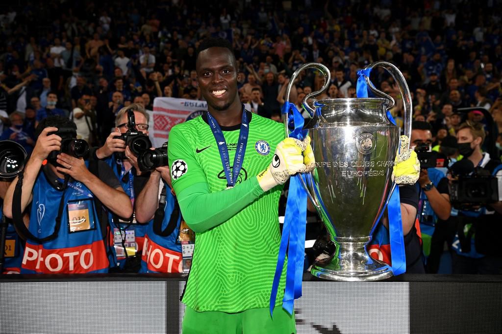 Edouard Mendy brandissant le trophée de champion d'Europe 2020/2021 après la victoire (1-0) de Chelsea contre Manchester United.