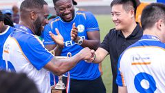 Le Directeur Général de TECNO serre la main des légendes du football