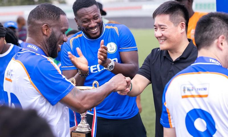 Le Directeur Général de TECNO serre la main des légendes du football