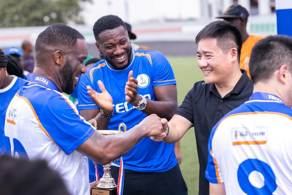Le Directeur Général de TECNO serre la main des légendes du football