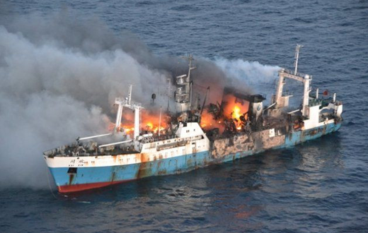 Navire en feu