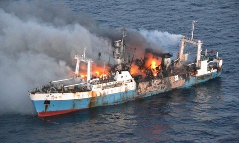 Navire en feu