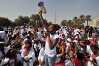 474651-plus-centaine-femmes-vetues-blanc
