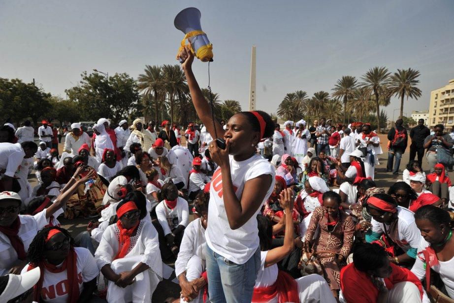 474651-plus-centaine-femmes-vetues-blanc