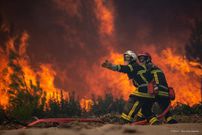 Des pompiers qui tentent d'éteindre les flammes dans le Landiras