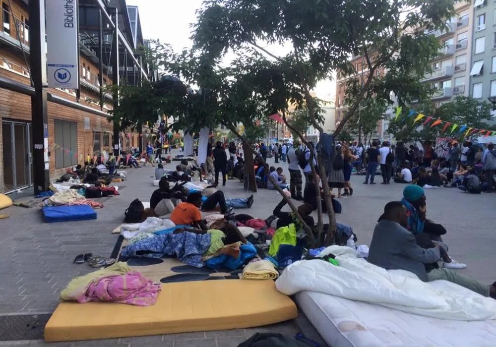 Numerous-migrants-including-families-with-small-children-were-removed-from-the-Paris-City-Hall-forec