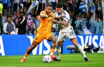 Le défenseur argentin, Nicolas Otamendi, en action contre Memphis Depay lors des demi-finales.