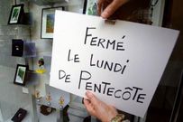 magasin-previent-de-sa-fermeture-pour-la-pentecote-image-d-illustration
