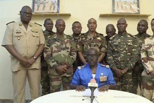 Le colonel major Amadou Abdramane (au centre), annonce sa prise de pouvoir du pays, le mercredi 26 juillet 2023, à Niamey AP