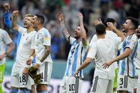 Les joueurs argentins célèbrent leur victoire contre la Croatie pour atteindre la finale de la Coupe du monde.