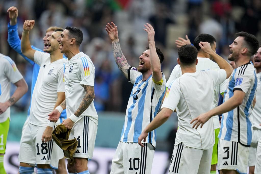 Les joueurs argentins célèbrent leur victoire contre la Croatie pour atteindre la finale de la Coupe du monde.